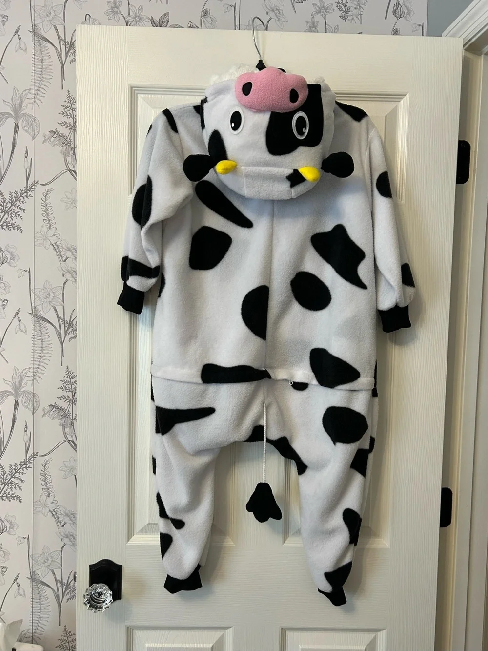 Kids Cow Print One-Piece Pajama Romper - White/Black size 105(4-5) GUC